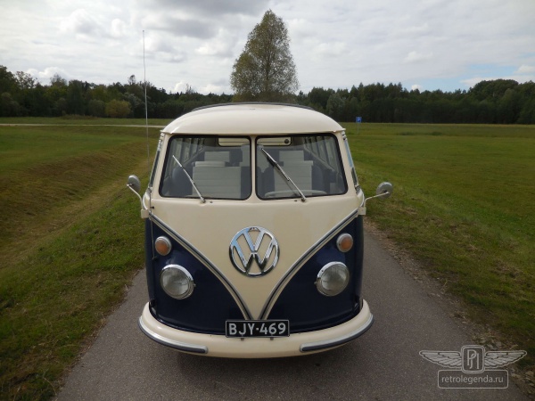 ретро автомобиль Volkswagen T1 Samba Bus 1966 год выпуска 