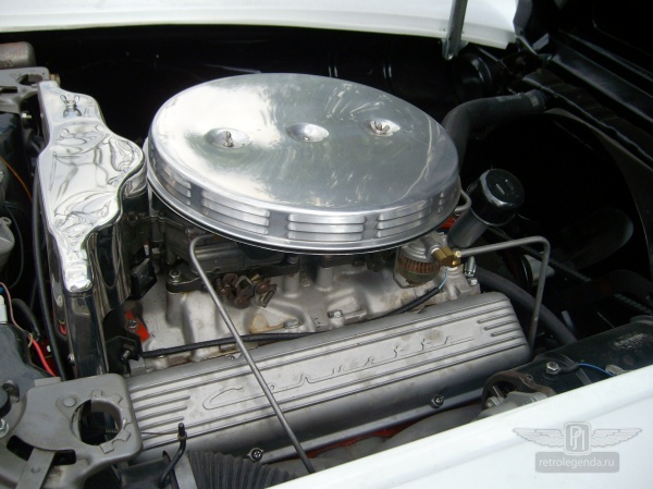 ретро автомобиль Chevrolet Corvette 1960 год выпуска 