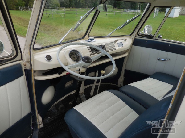 ретро автомобиль Volkswagen T1 Samba Bus 1966 год выпуска 