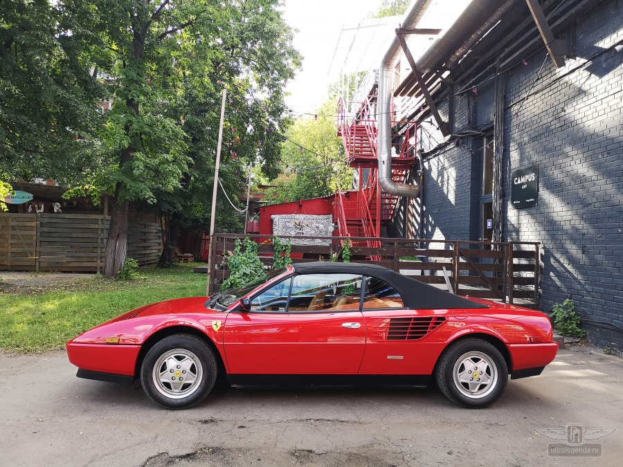 ретро автомобиль Ferrari Mondial 3.2 Cabriolet 1985 год выпуска 
