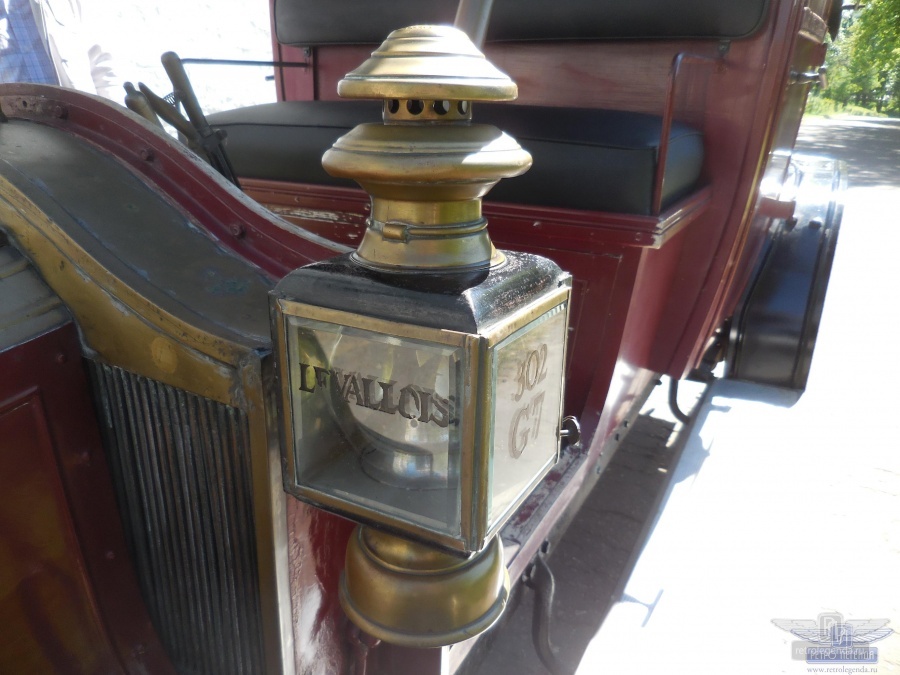 ретро автомобиль Renault AG-1 Taxi de la Marne 1909 год выпуска 