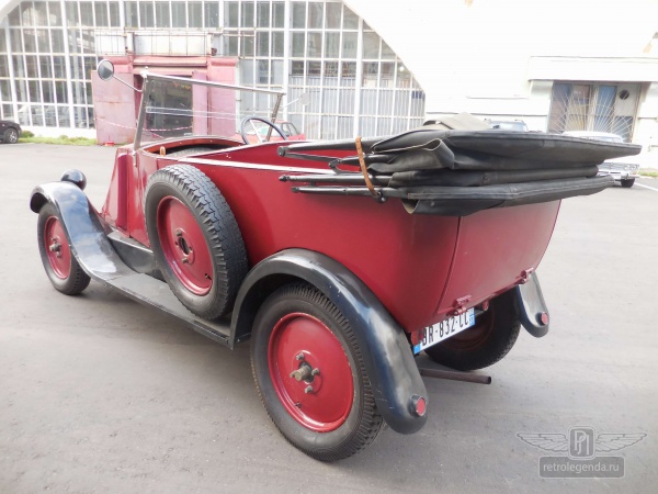 ретро автомобиль Renault NN 1926 год выпуска 