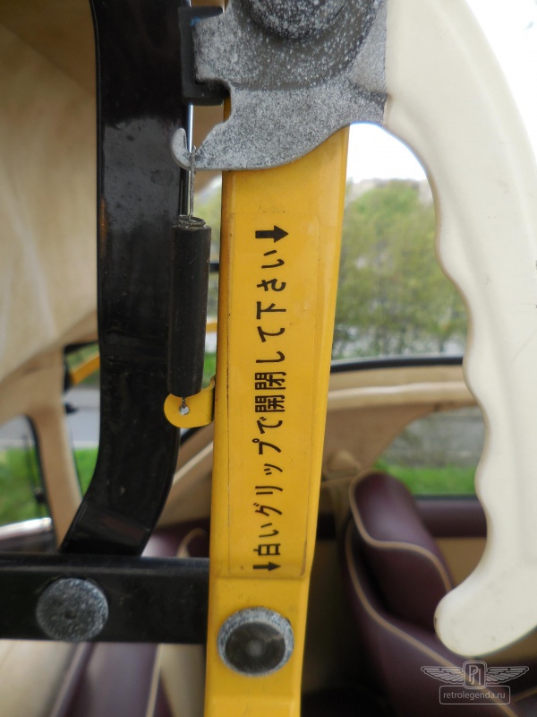 ретро автомобиль Nissan Figaro 1991 год выпуска 