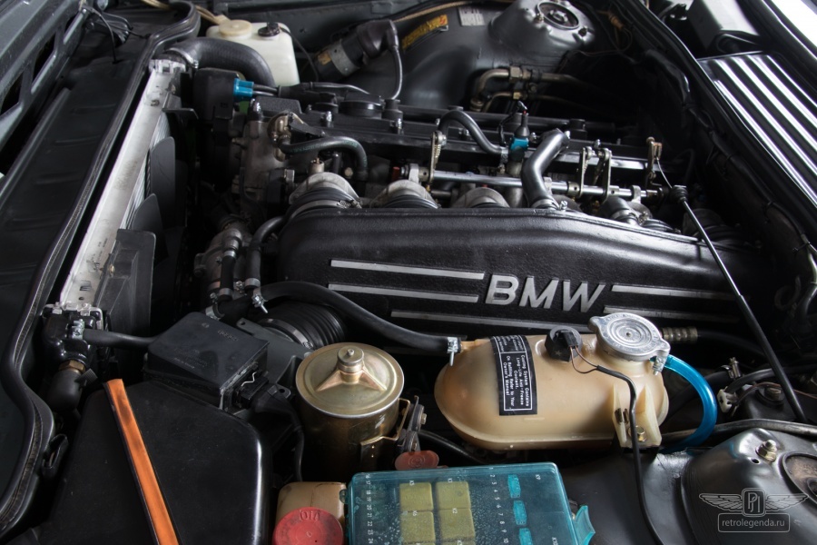 ретро автомобиль BMW 635CSi M 1985 год выпуска 