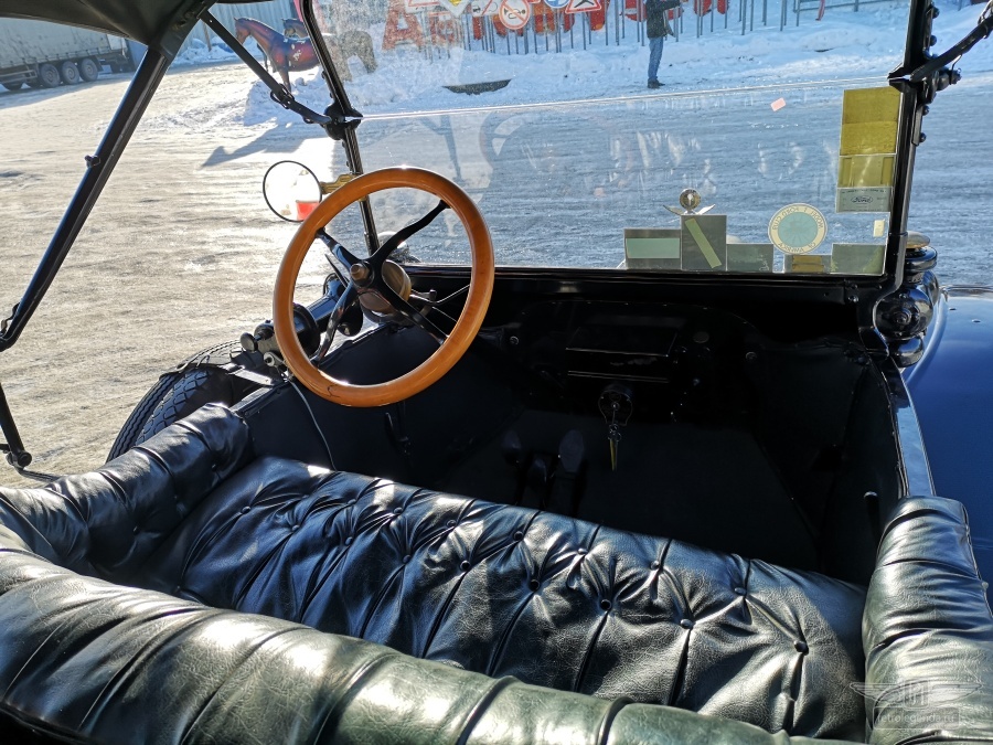ретро автомобиль Ford model T Touring Phaeton 1916 год выпуска 