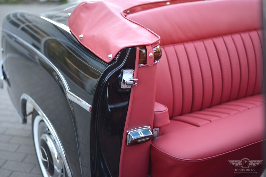 ретро автомобиль Mercedes-Benz 220S Cabrio 1959 год выпуска 