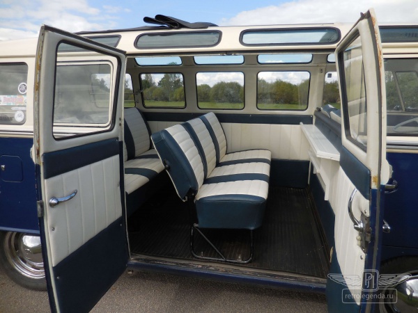 ретро автомобиль Volkswagen T1 Samba Bus 1966 год выпуска 