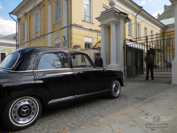 ретро автомобиль Mercedes-Benz 190B 1960 год выпуска 
