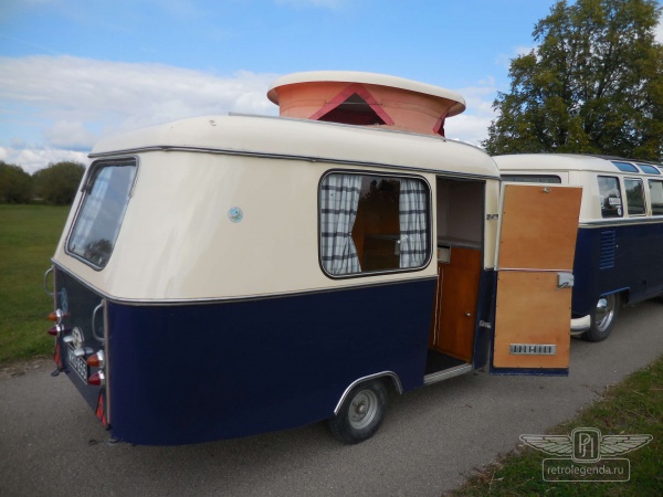 ретро автомобиль Volkswagen T1 Samba Bus 1966 год выпуска 