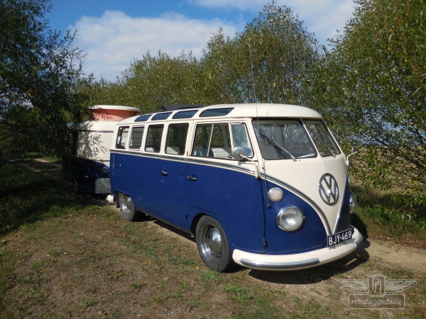 ретро автомобиль Volkswagen T1 Samba Bus 1966 год выпуска 