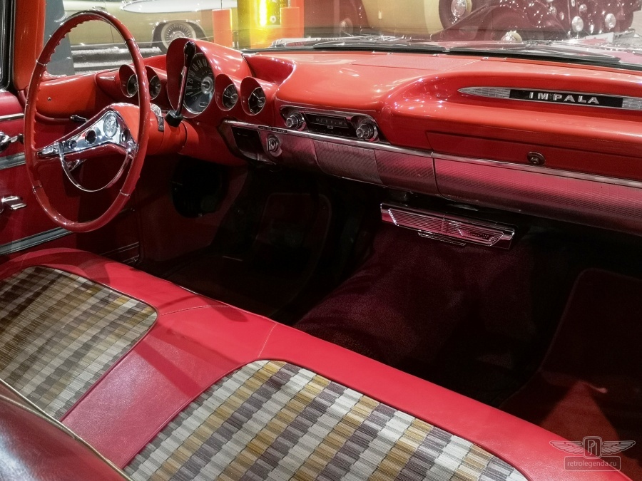 ретро автомобиль Chevrolet Impala Convertible 1959 год выпуска 