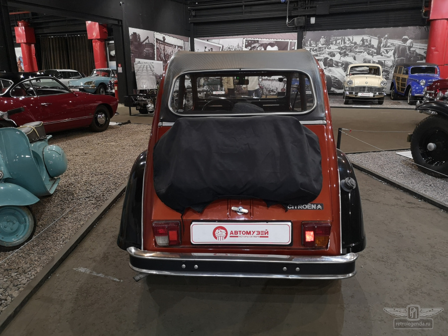 ретро автомобиль Citroen 2CV 1975 год выпуска 