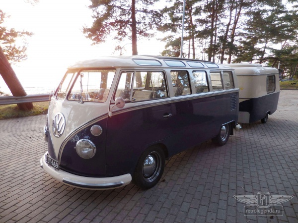 ретро автомобиль Volkswagen T1 Samba Bus 1966 год выпуска 