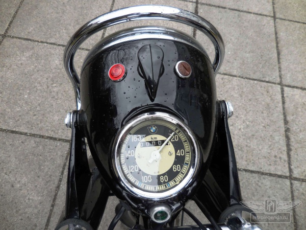 ретро автомобиль BMW R51/2 1952 год выпуска 