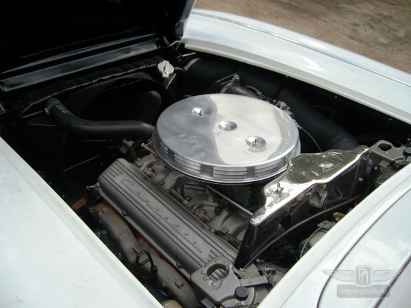 ретро автомобиль Chevrolet Corvette 1960 год выпуска 