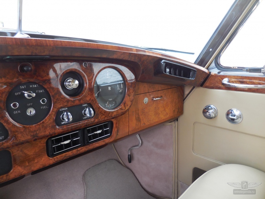 ретро автомобиль ROLLS-ROYCE SILVER CLOUD 1960 год выпуска 