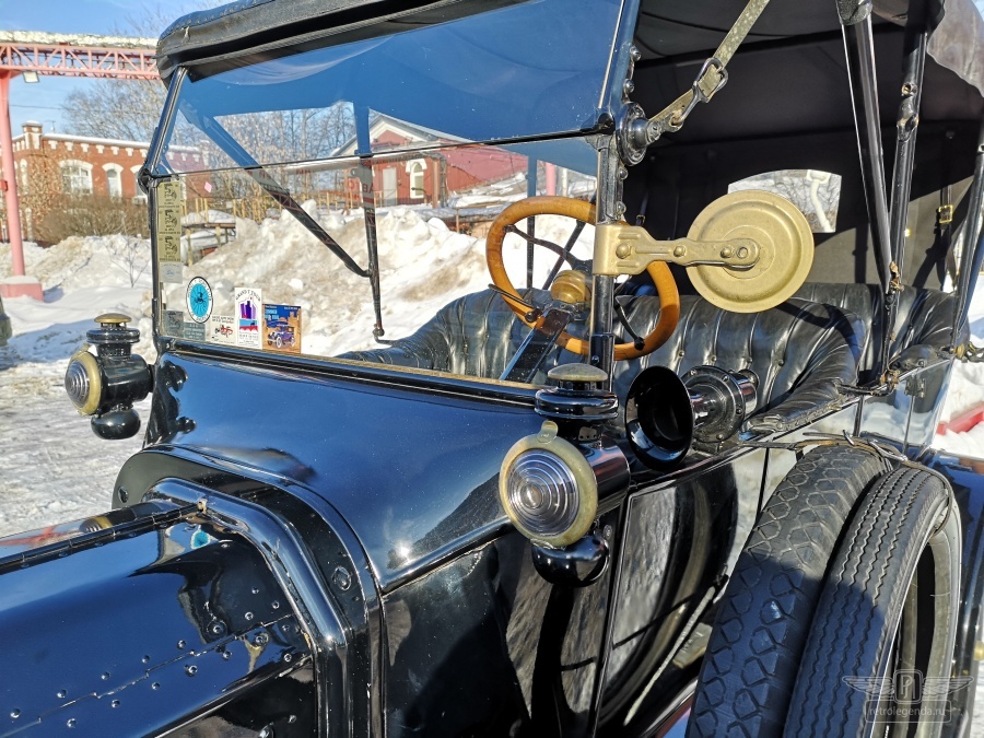 ретро автомобиль Ford model T Touring Phaeton 1916 год выпуска 