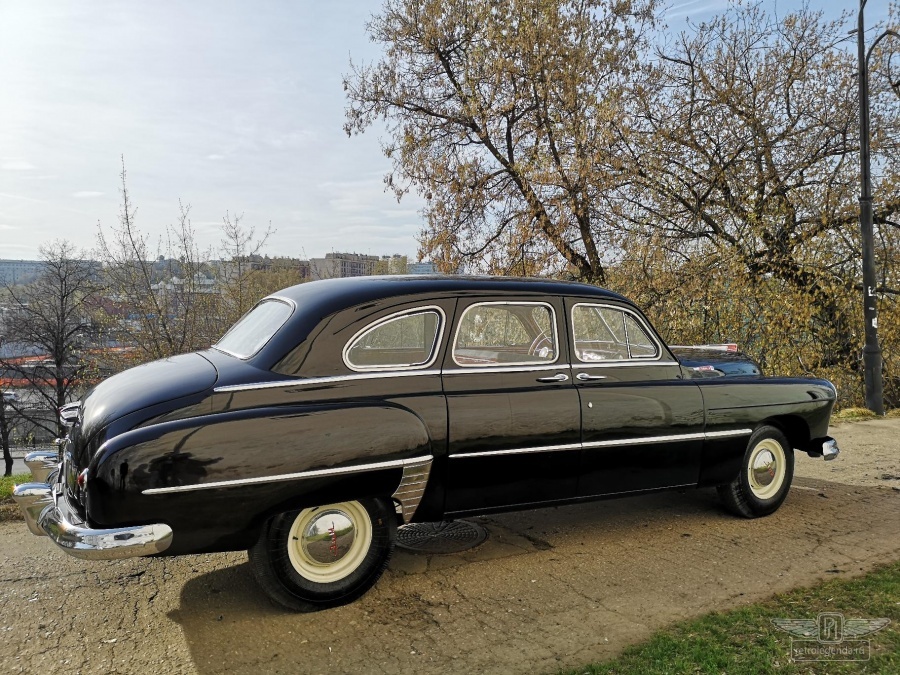 ретро автомобиль ЗИМ 1956 год выпуска 