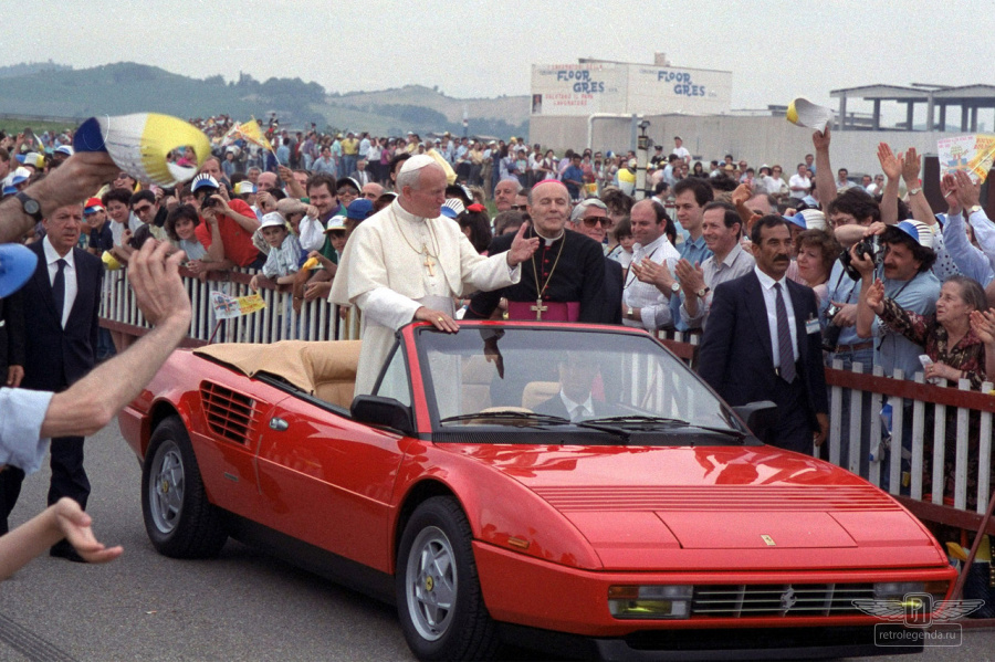 ретро автомобиль Ferrari Mondial 3.2 Cabriolet 1985 год выпуска 