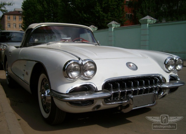 ретро автомобиль Chevrolet Corvette 1960 год выпуска 