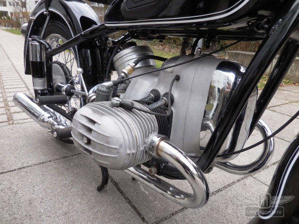 ретро автомобиль BMW R51/2 1952 год выпуска 