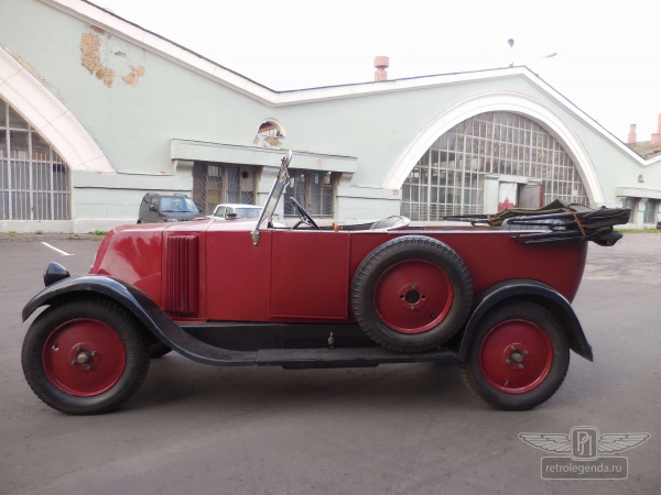 ретро автомобиль Renault NN 1926 год выпуска 