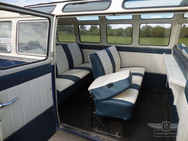 ретро автомобиль Volkswagen T1 Samba Bus 1966 год выпуска 