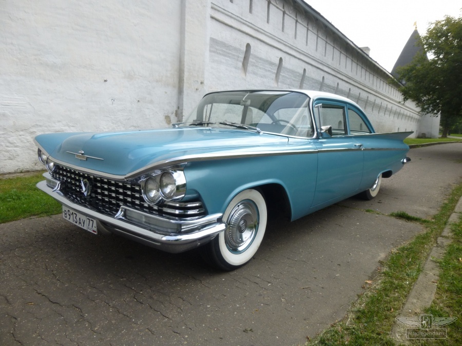 ретро автомобиль Buick LeSabre Coupe 1959 год выпуска 