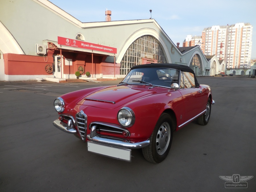 ретро автомобиль Alfa Romeo Giulia Spider Pininfarina  1963 год выпуска 