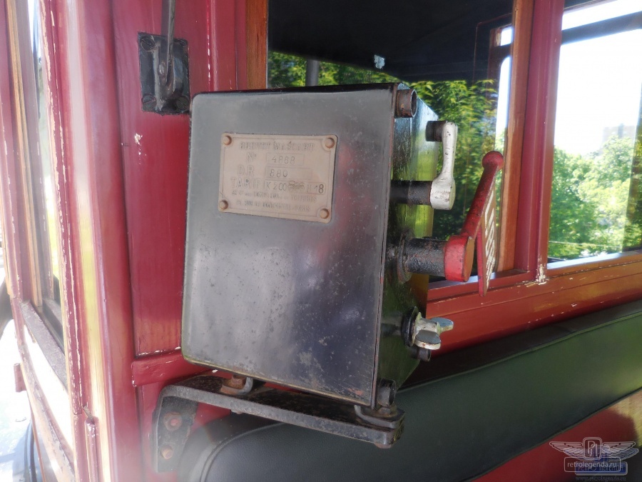 ретро автомобиль Renault AG-1 Taxi de la Marne 1909 год выпуска 