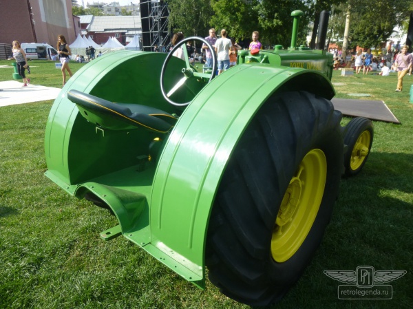 ретро автомобиль John Deere 'AR' 1935 год выпуска 