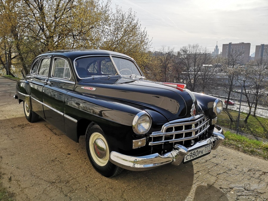 ретро автомобиль ЗИМ 1956 год выпуска 