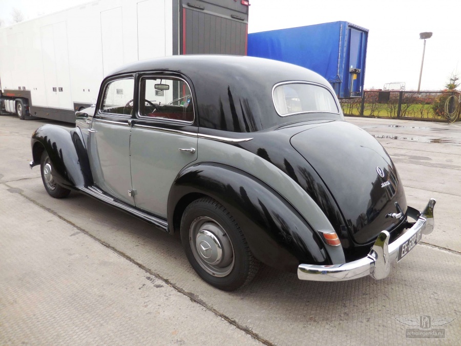ретро автомобиль Mercedes-Benz 220 Berline Export 1953 год выпуска 