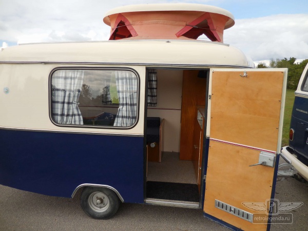 ретро автомобиль Volkswagen T1 Samba Bus 1966 год выпуска 
