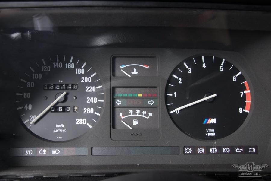 ретро автомобиль BMW 635CSi M 1985 год выпуска 