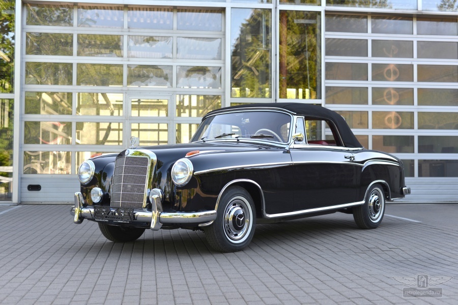 ретро автомобиль Mercedes-Benz 220S Cabrio 1959 год выпуска 