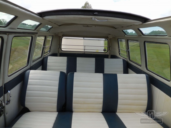 ретро автомобиль Volkswagen T1 Samba Bus 1966 год выпуска 
