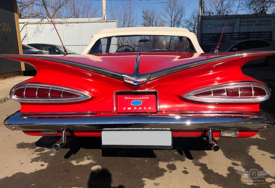 ретро автомобиль Chevrolet Impala Convertible 1959 год выпуска 