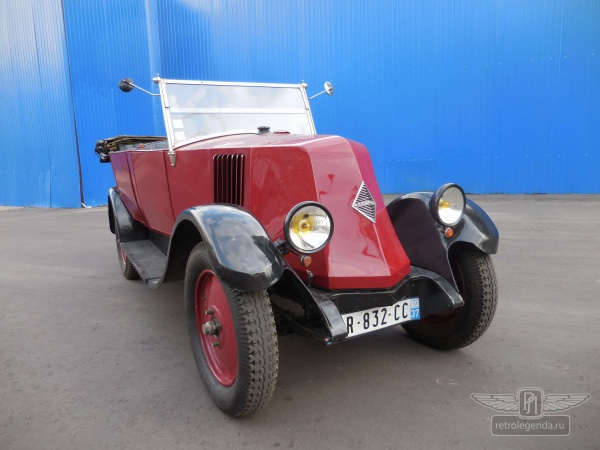 ретро автомобиль Renault NN 1926 год выпуска 