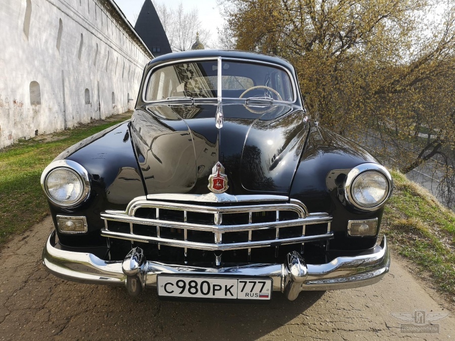 ретро автомобиль ЗИМ 1956 год выпуска 