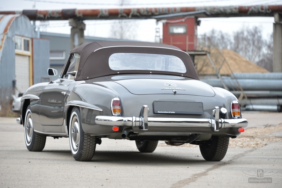 ретро автомобиль Mercedes-Benz 190SL 1960 год выпуска 