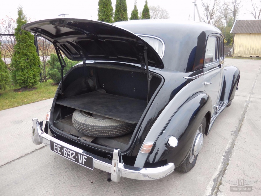 ретро автомобиль Mercedes-Benz 220 Berline Export 1953 год выпуска 