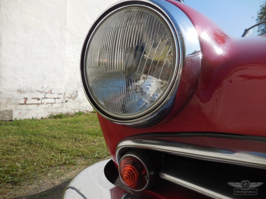 ретро автомобиль Alfa Romeo Giulia Spider Pininfarina  1963 год выпуска 