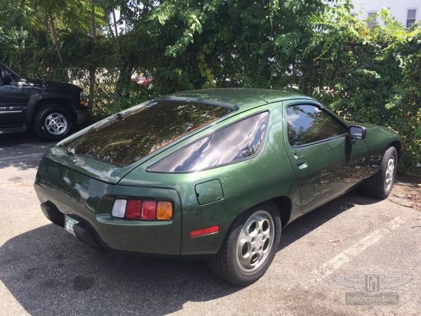 ретро автомобиль Porsche 928 1979 год выпуска 