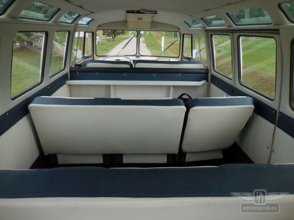 ретро автомобиль Volkswagen T1 Samba Bus 1966 год выпуска 
