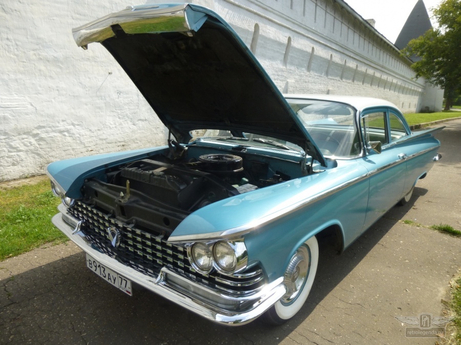 ретро автомобиль Buick LeSabre Coupe 1959 год выпуска 