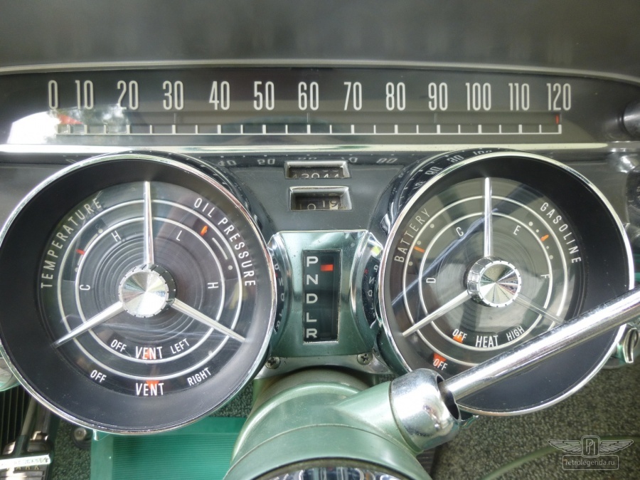 ретро автомобиль Buick LeSabre Coupe 1959 год выпуска 
