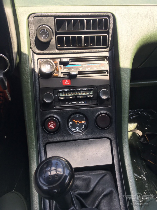 ретро автомобиль Porsche 928 1979 год выпуска 