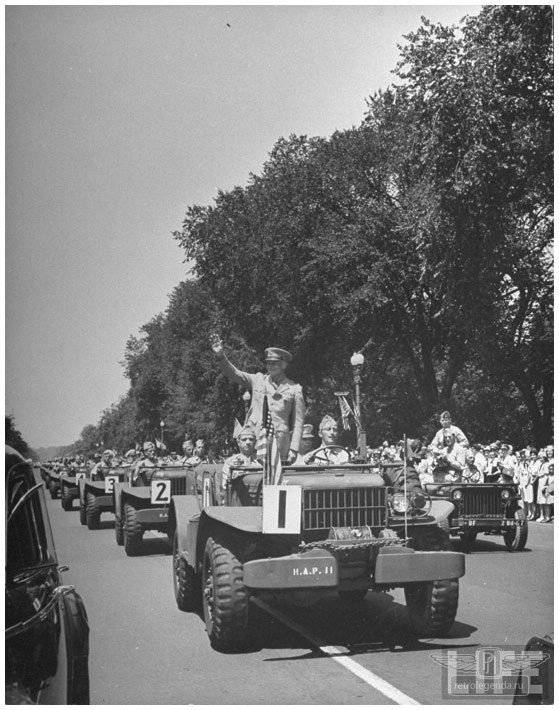 ретро автомобиль Dodge WC58 Radio Command car 1943 год выпуска 