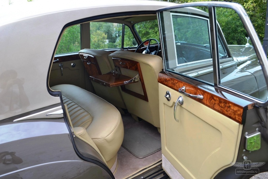 ретро автомобиль ROLLS-ROYCE SILVER CLOUD 1960 год выпуска 